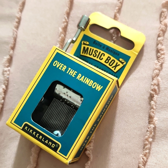 Kikkerland Other - Tiny music box plays " over the rainbow"